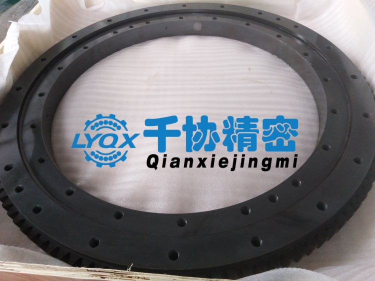 The driving gear of the 1250mm outer diameter of the cross-tooth roller turntable bearing is used in the phosphating treatment of the surface of the precision azimuth detection platform for rust prevention and corrosion resistance